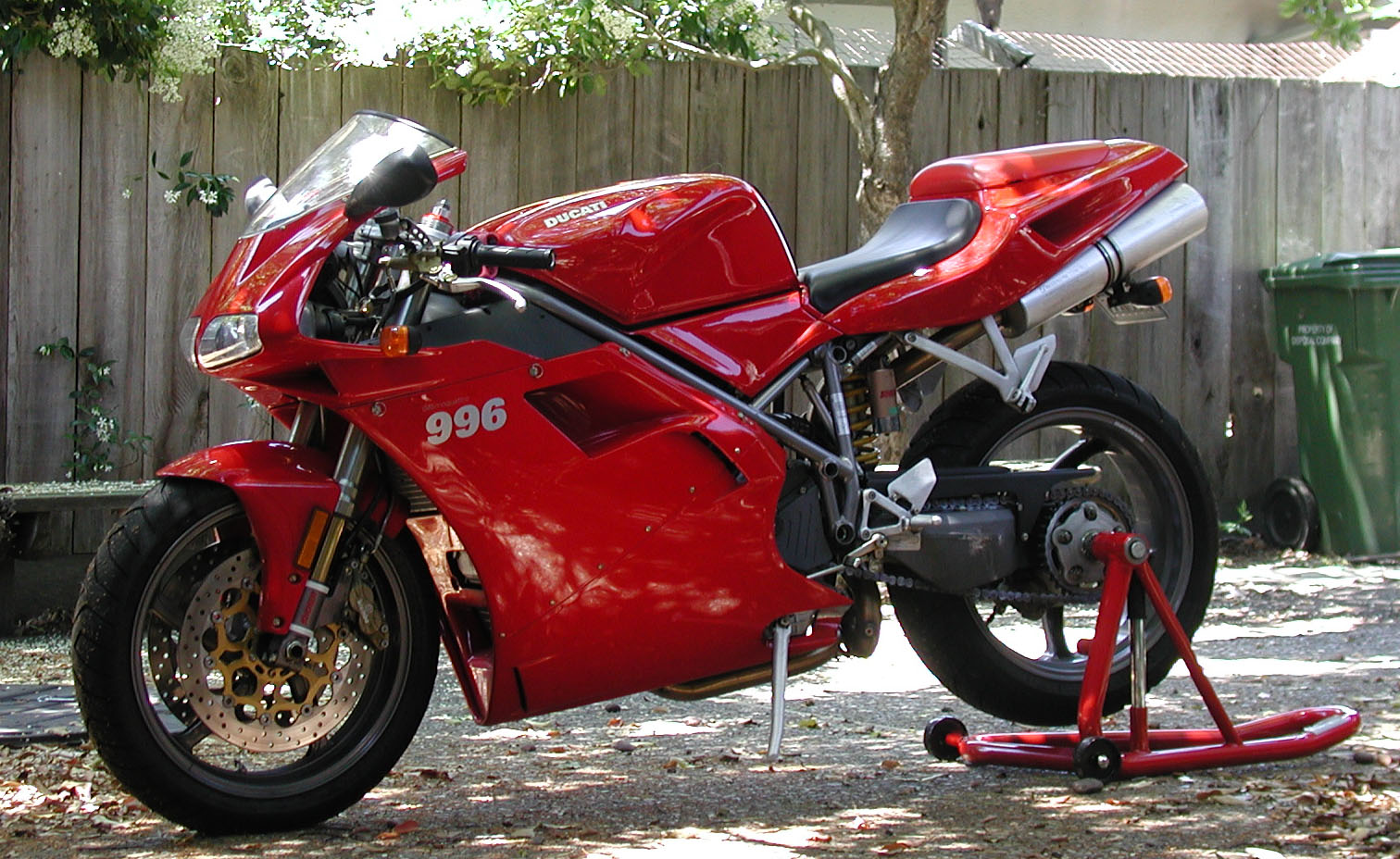 Ducati 996 on a paddock stand, used as a family reference rather than an SPS identification
